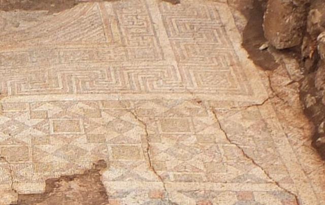 adiyamanda-kacak-kazida-ortaya-cikan-mozaikler-koruma-altina-alindi-2